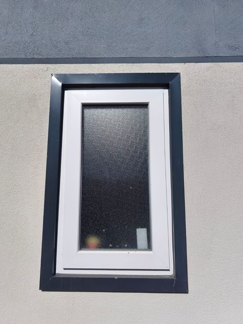 Ventana abatible de termopanel con guarnición exterior
