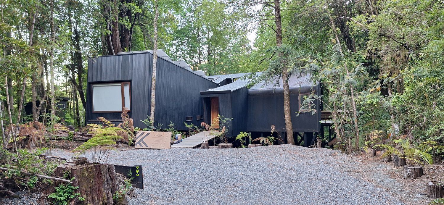 Revestimiento Reserva Huilo-Huilo — Constructora AvenZinc, Neltume